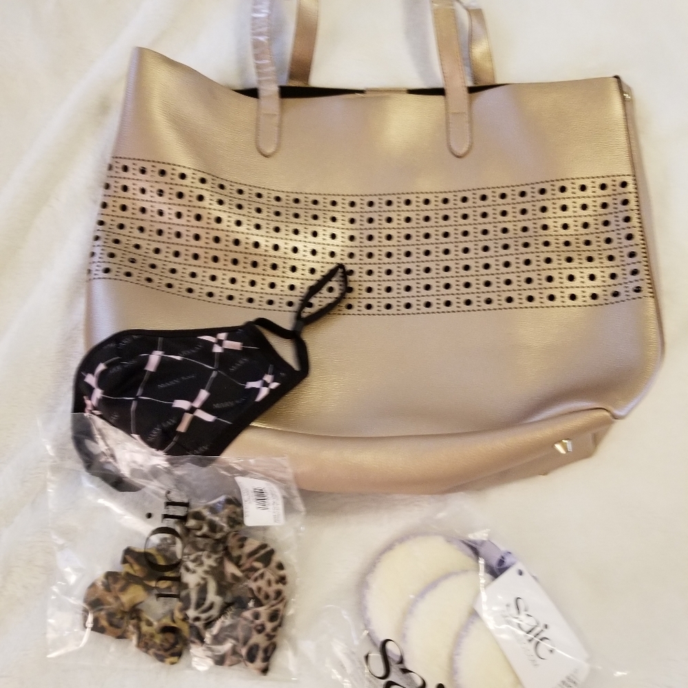 Gift Bundle: Mary Kay, Noir, Saie